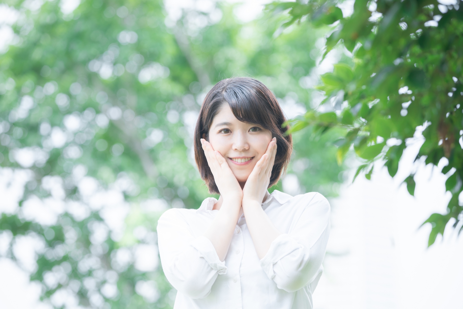 手を頬に当てる女性